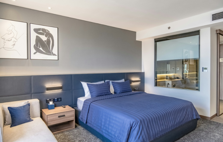 quarto azul bebê e branco