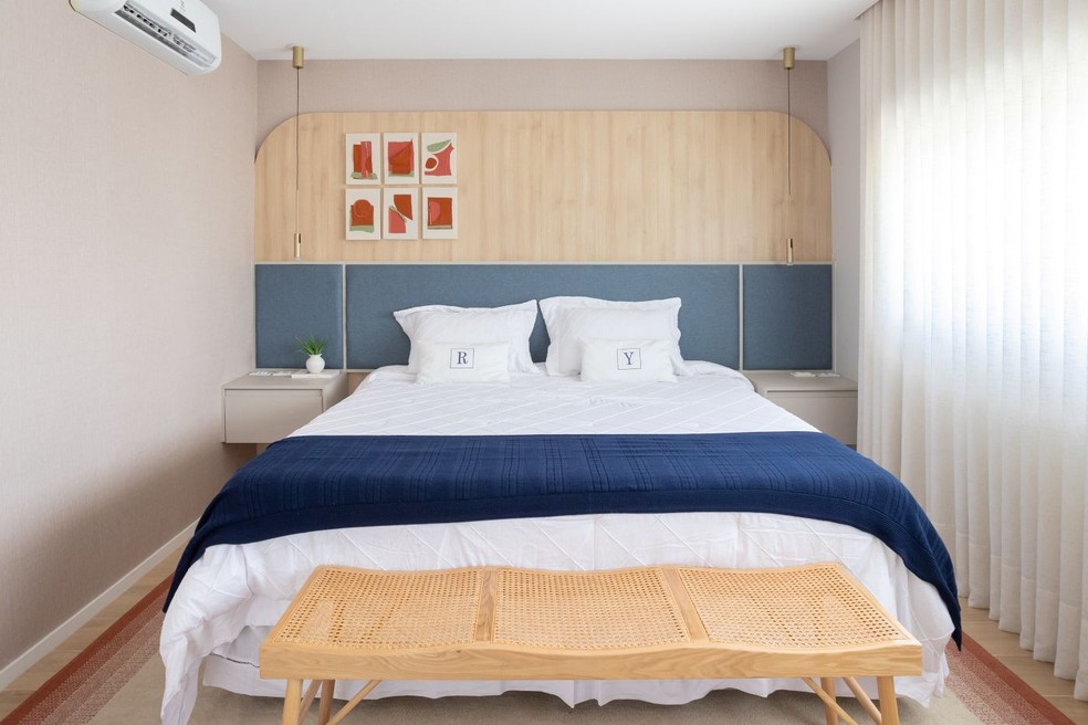 quarto azul cobalto e branco