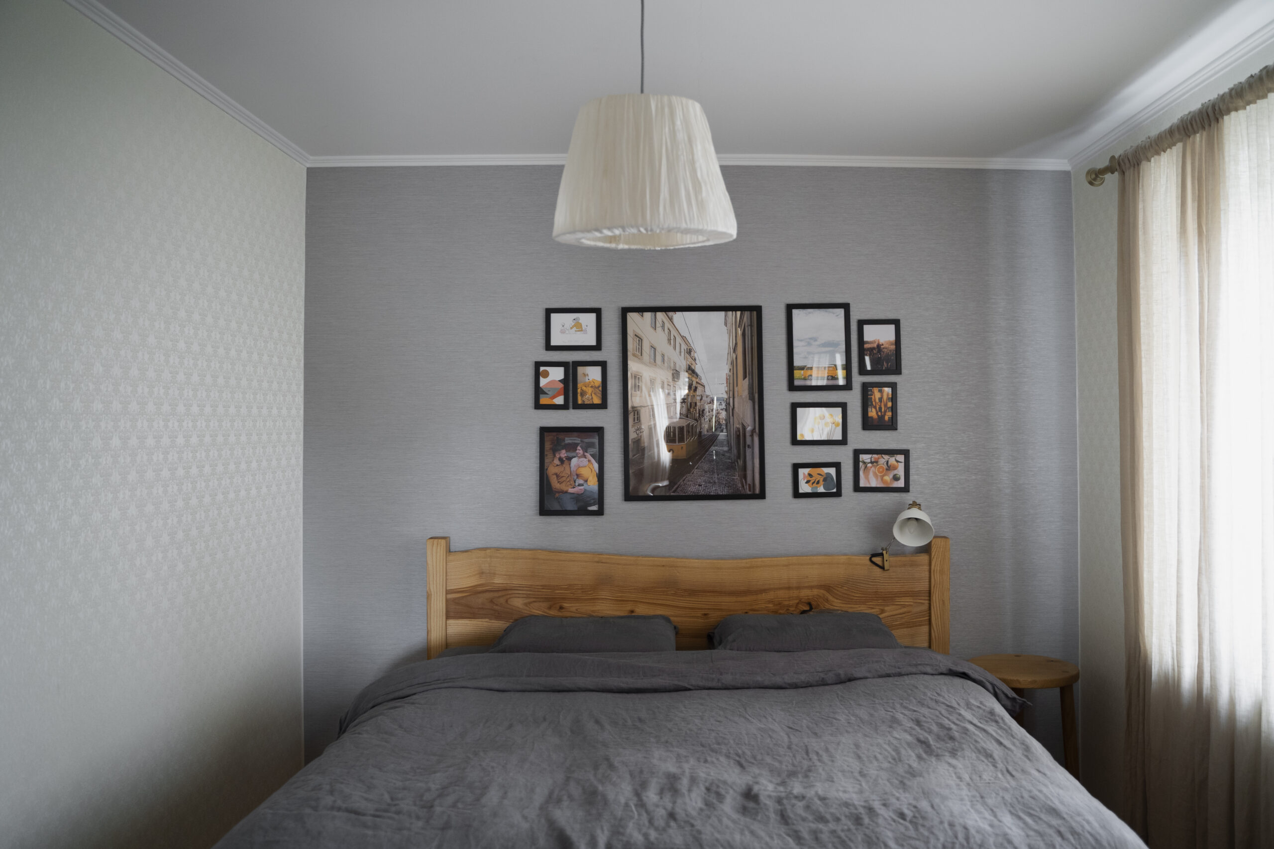 quarto cinza e madeira