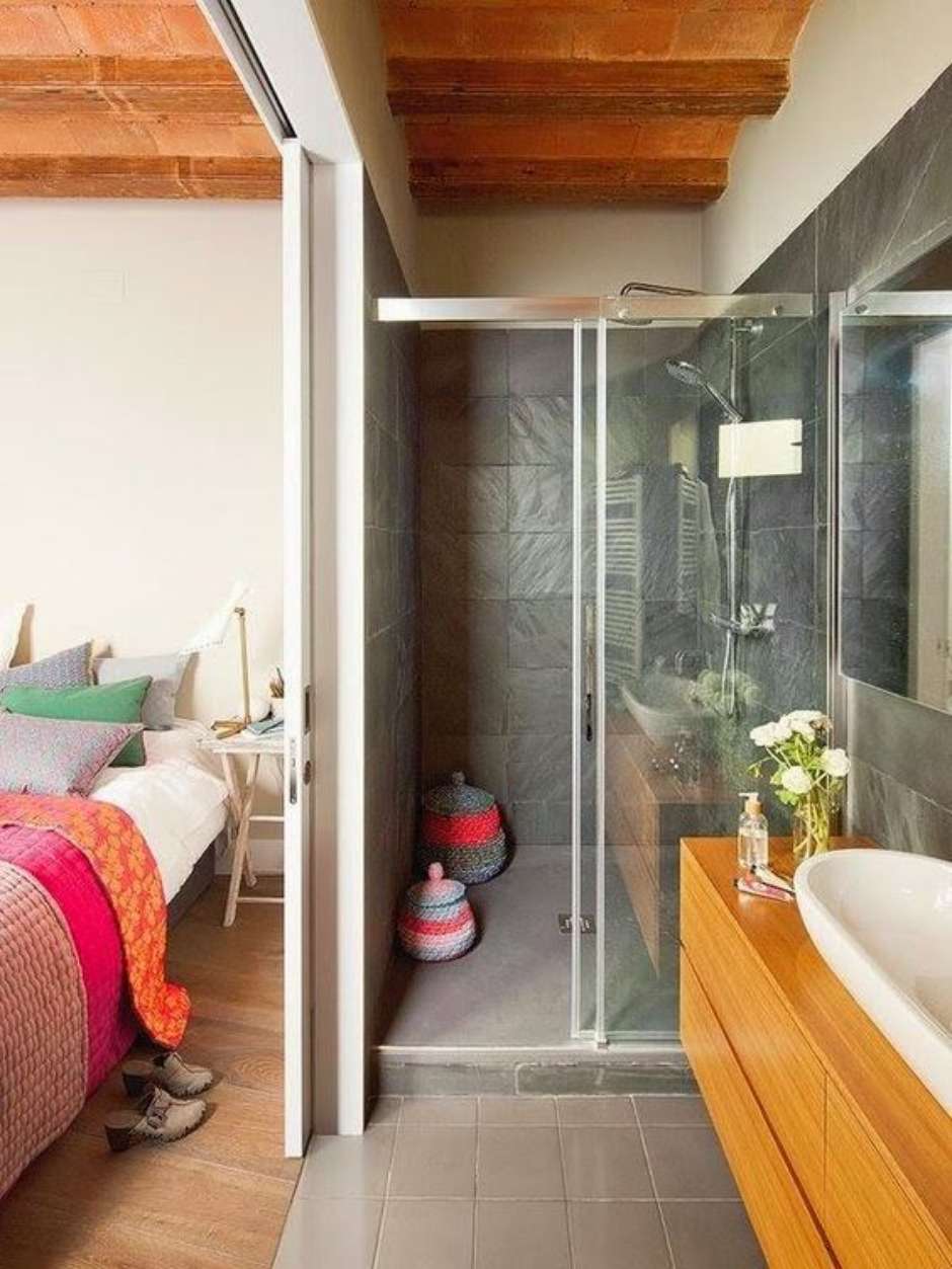 quarto com banheiro minimalista