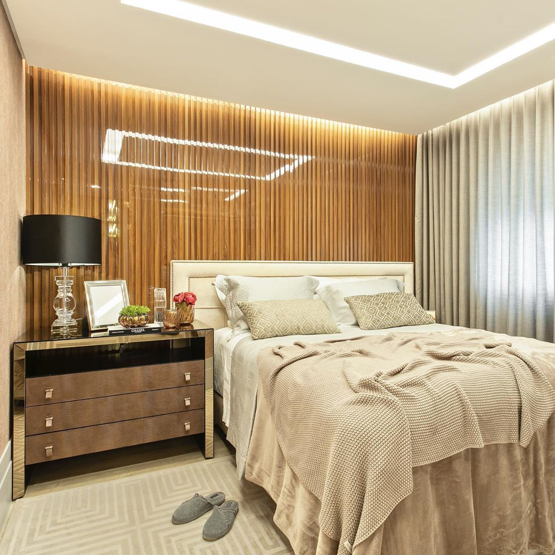 cabeceira de madeira com estofado