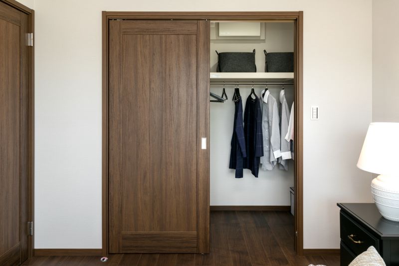Móveis que dividem quarto e closet