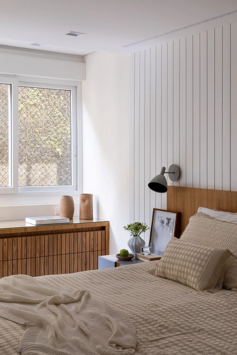 painel ripado vs papel de parede: qual a melhor opção para o quarto?