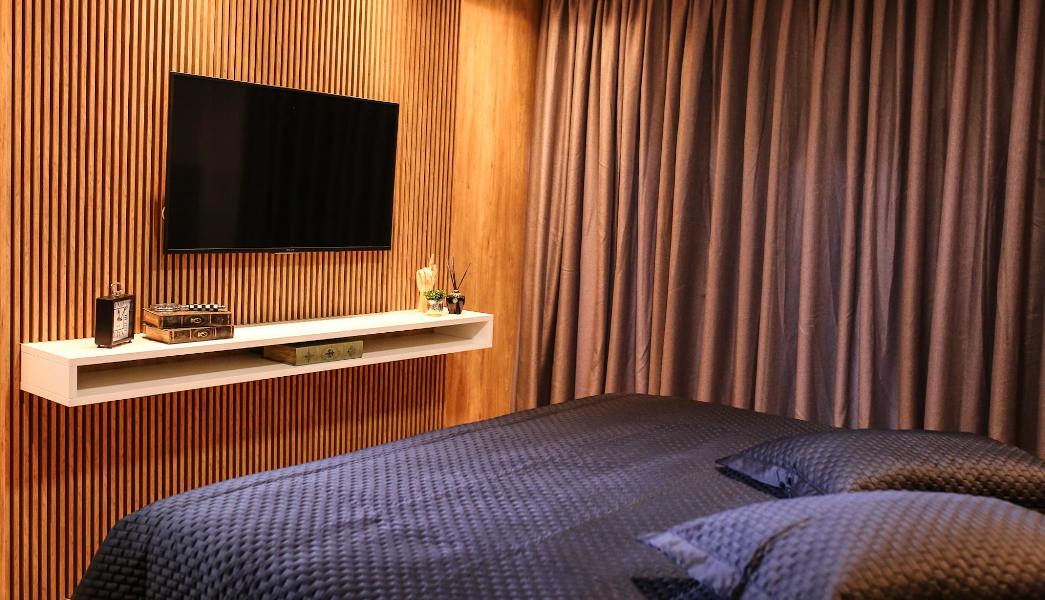 painel ripado vs papel de parede: qual a melhor opção para o quarto?