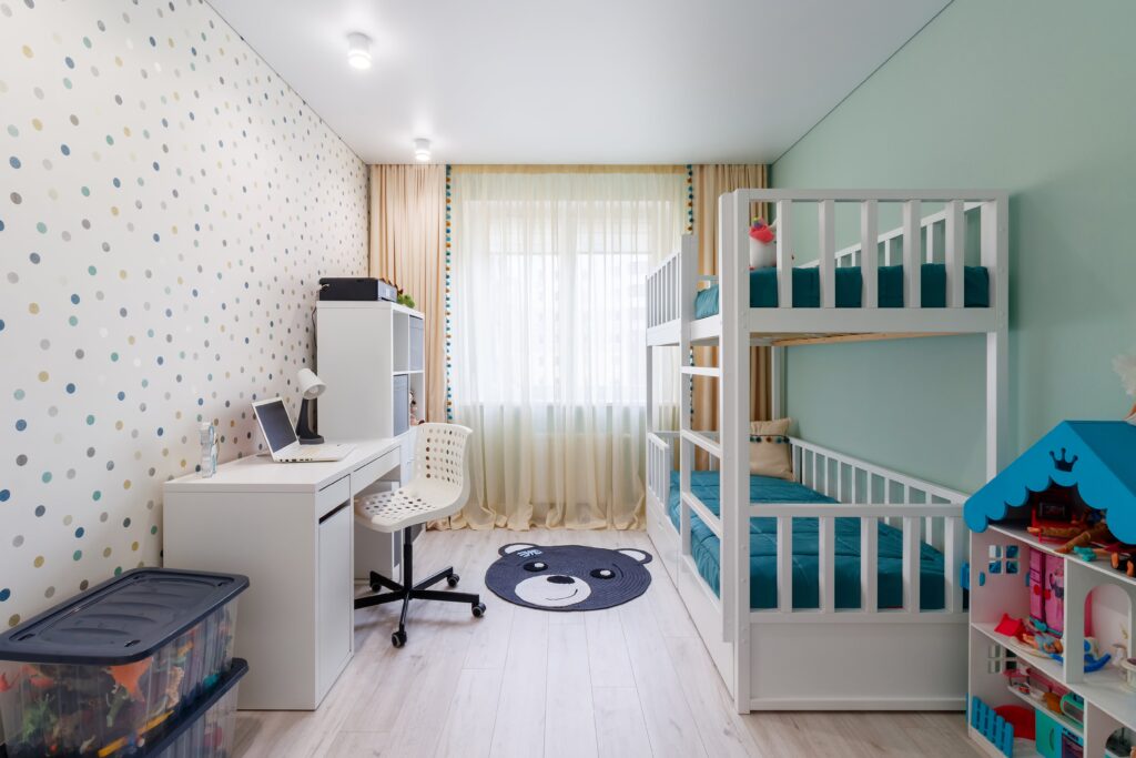 quarto compartilhado irmãos com área de estudo