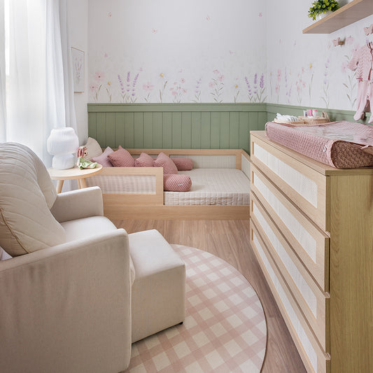 quarto de bebê feminino com adesivos