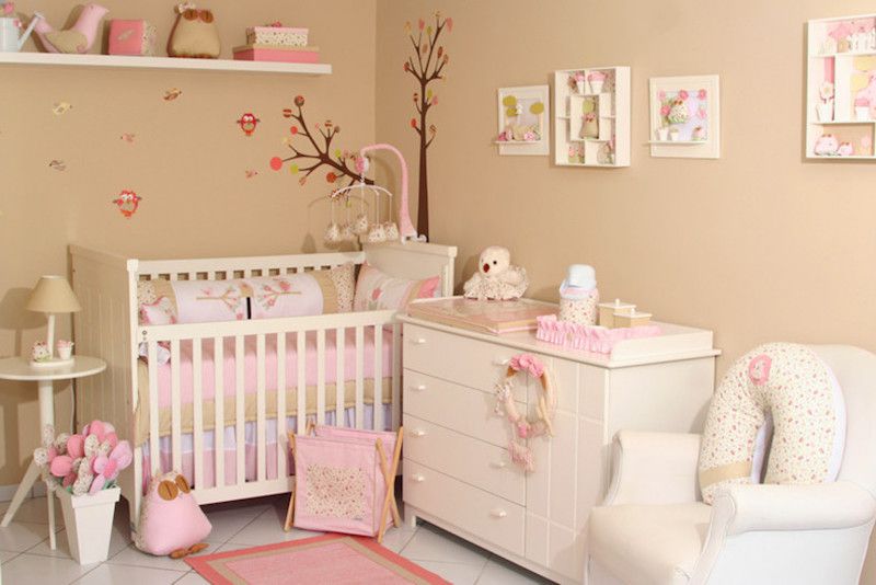 quarto de bebê feminino com móveis essenciais