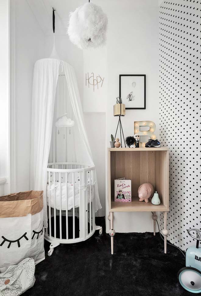 quarto de bebê pequeno simples