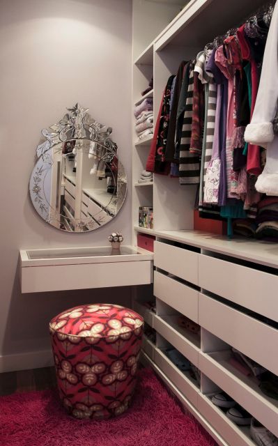 quarto de casal com closet aberto