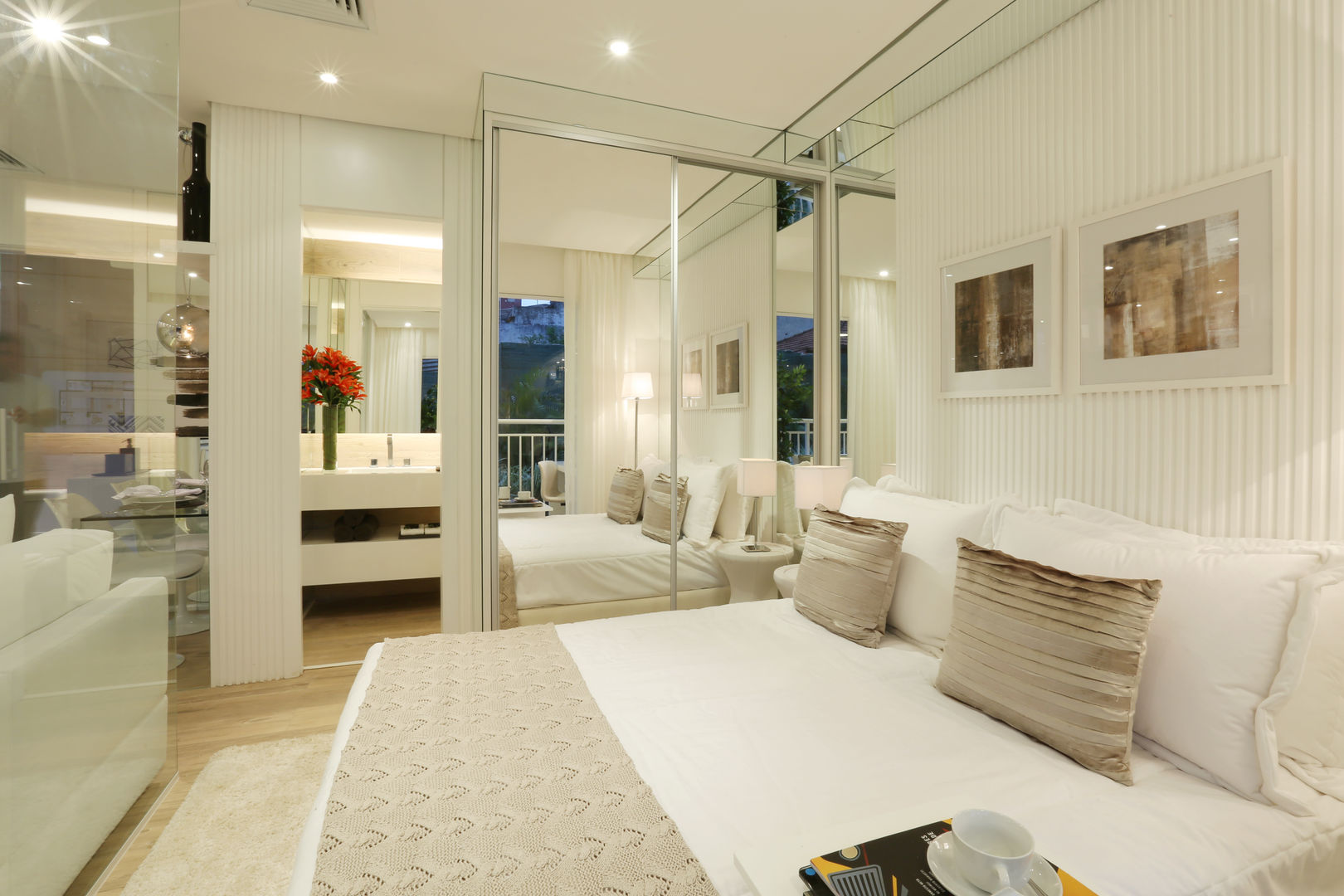 quarto de casal com closet e varanda