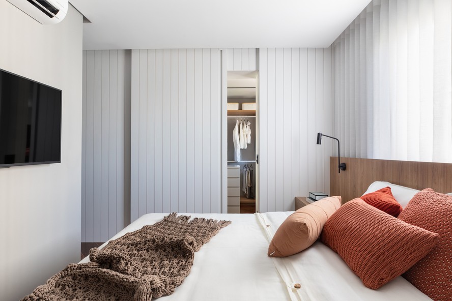 quarto de casal com closet e home office