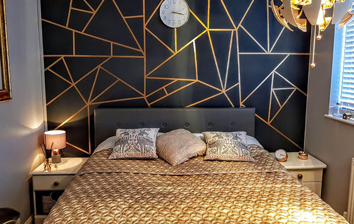 papel de parede geométrico para cabeceira de quarto de casal