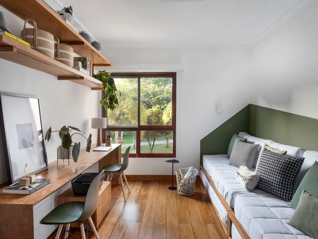 mesa de canto ou bancada para escritorio no quarto