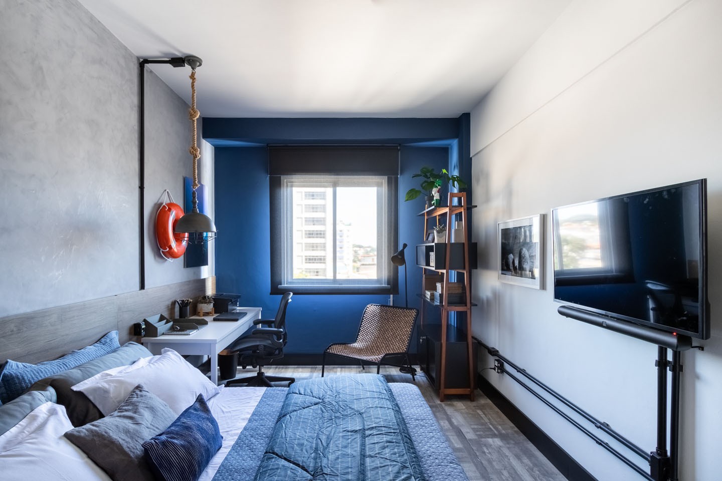 quarto industrial preto e cinza
