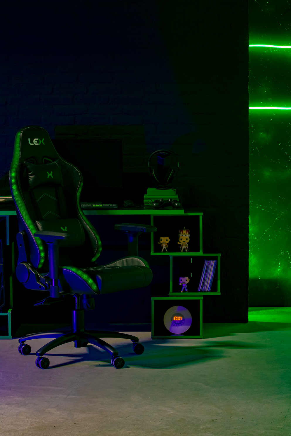 quarto preto com fita de led na cabeceira