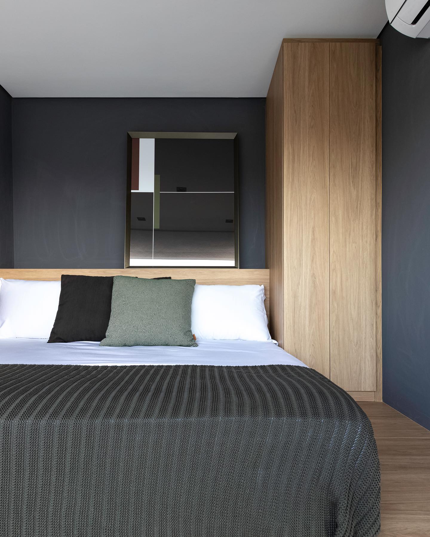 como usar cimento queimado em quarto preto e cinza