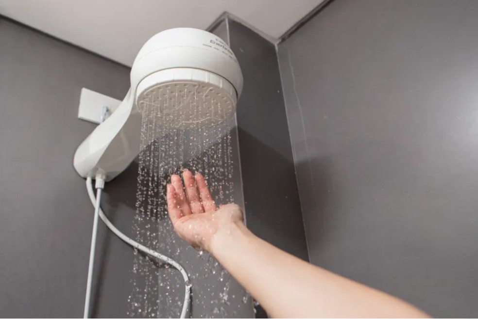 quem instala chuveiro