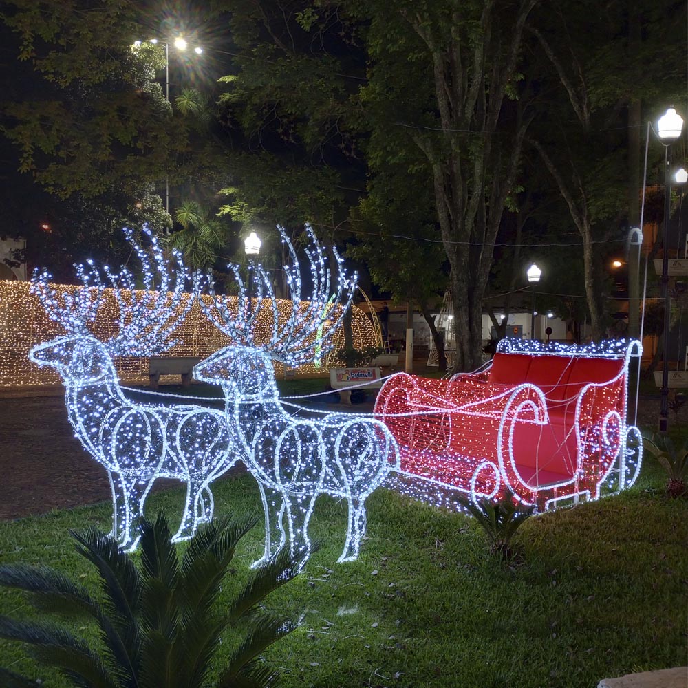 renas de led vs renas de palha para natal