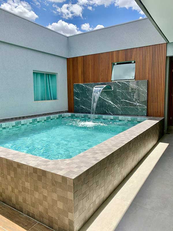 revestimento piscina pedra natural