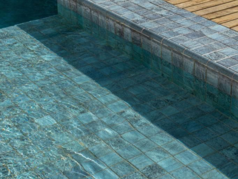 revestimento piscina porcelanato cimento