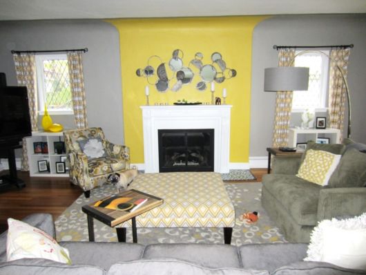 sala com toque industrial amarelo cinza