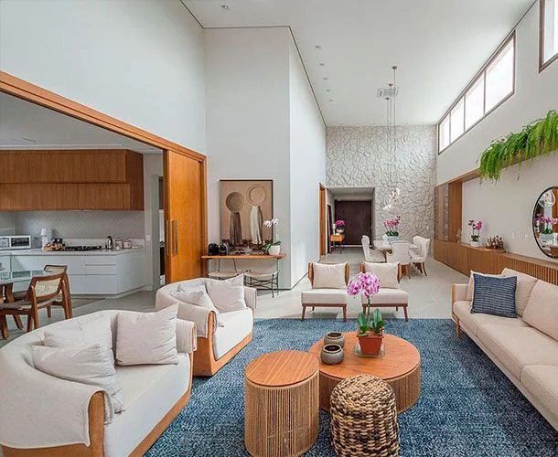 erros comuns ao decorar sala com madeira