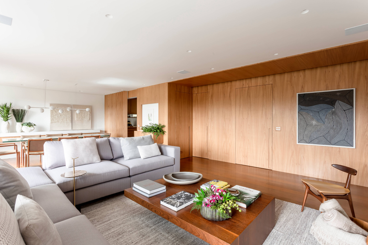 painel ripado vs. painel liso de madeira para sala