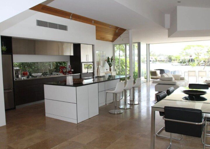 sala conjugada com cozinha vs. ambientes separados