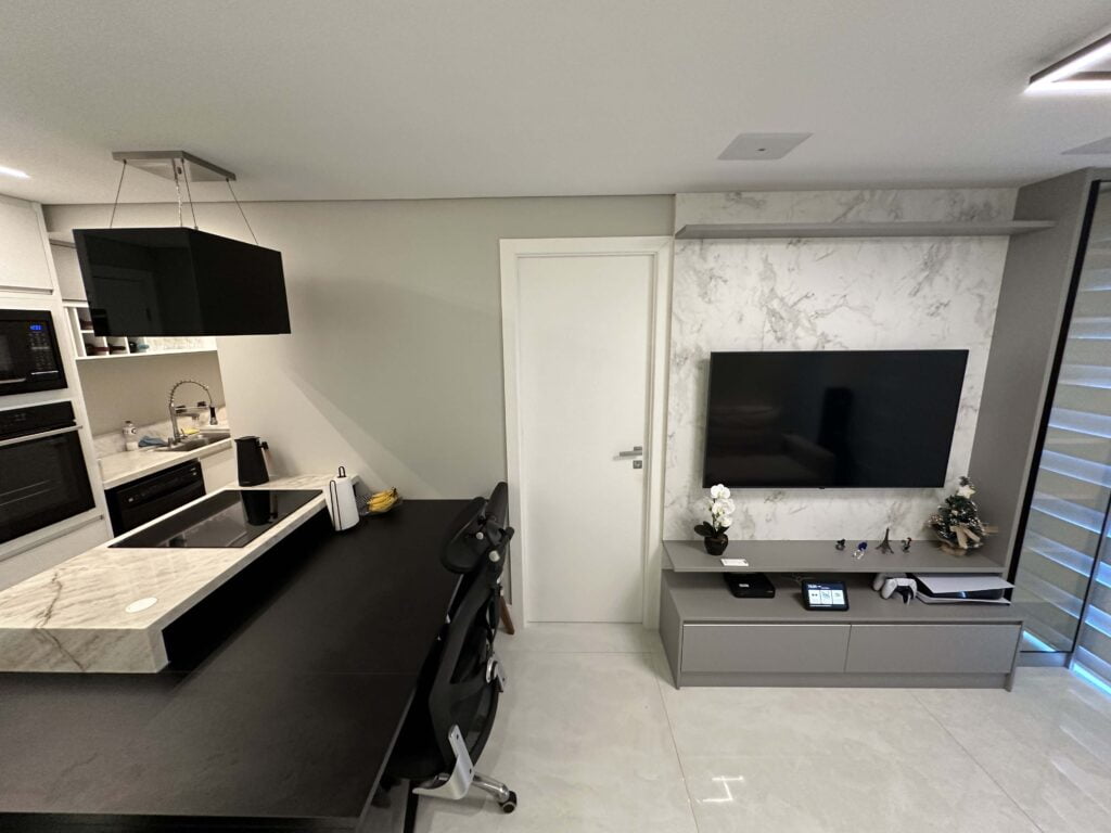 sala conjugada com cozinha vs. ambientes separados