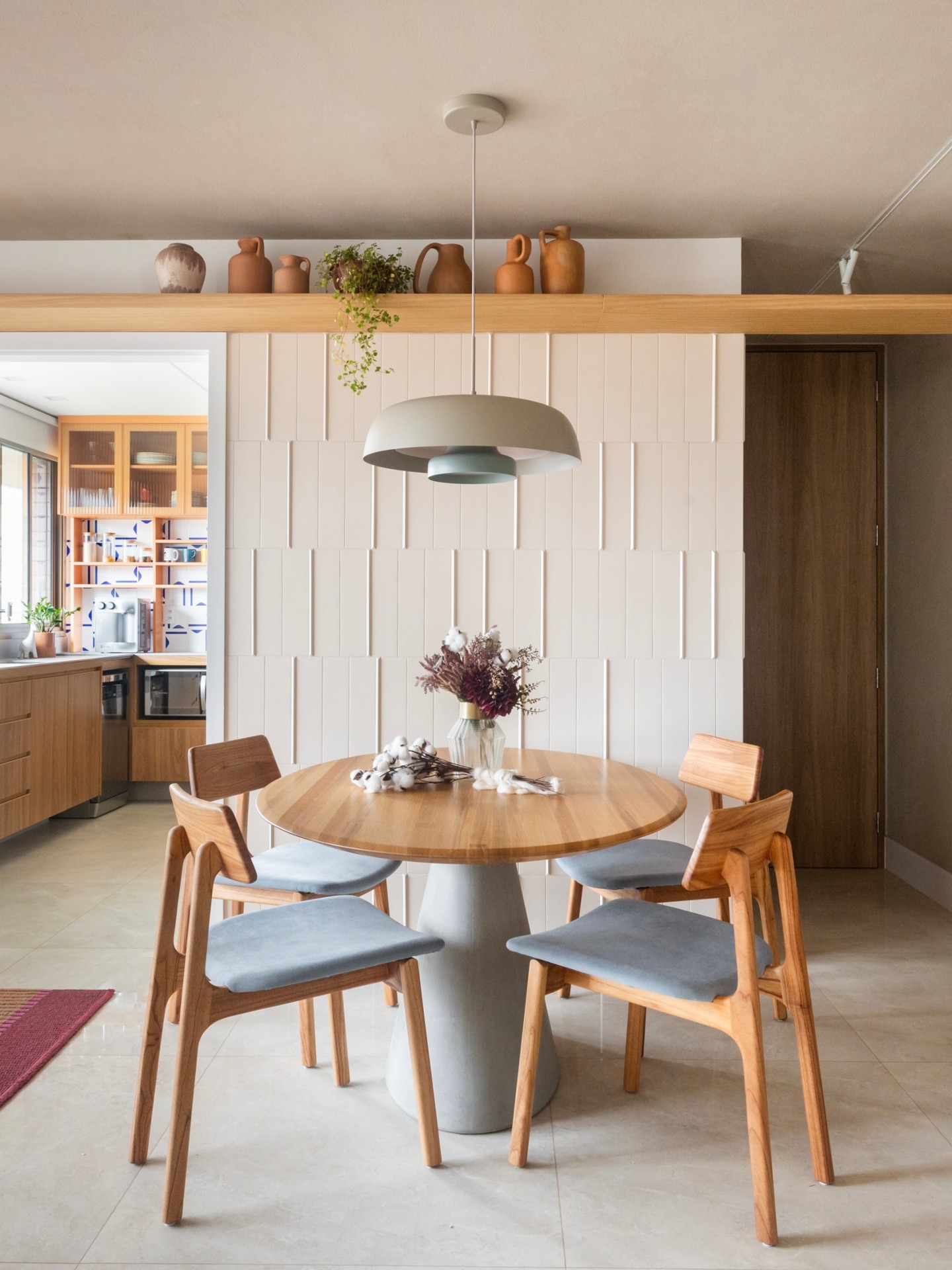 sala de apartamento pequeno com mesa de jantar