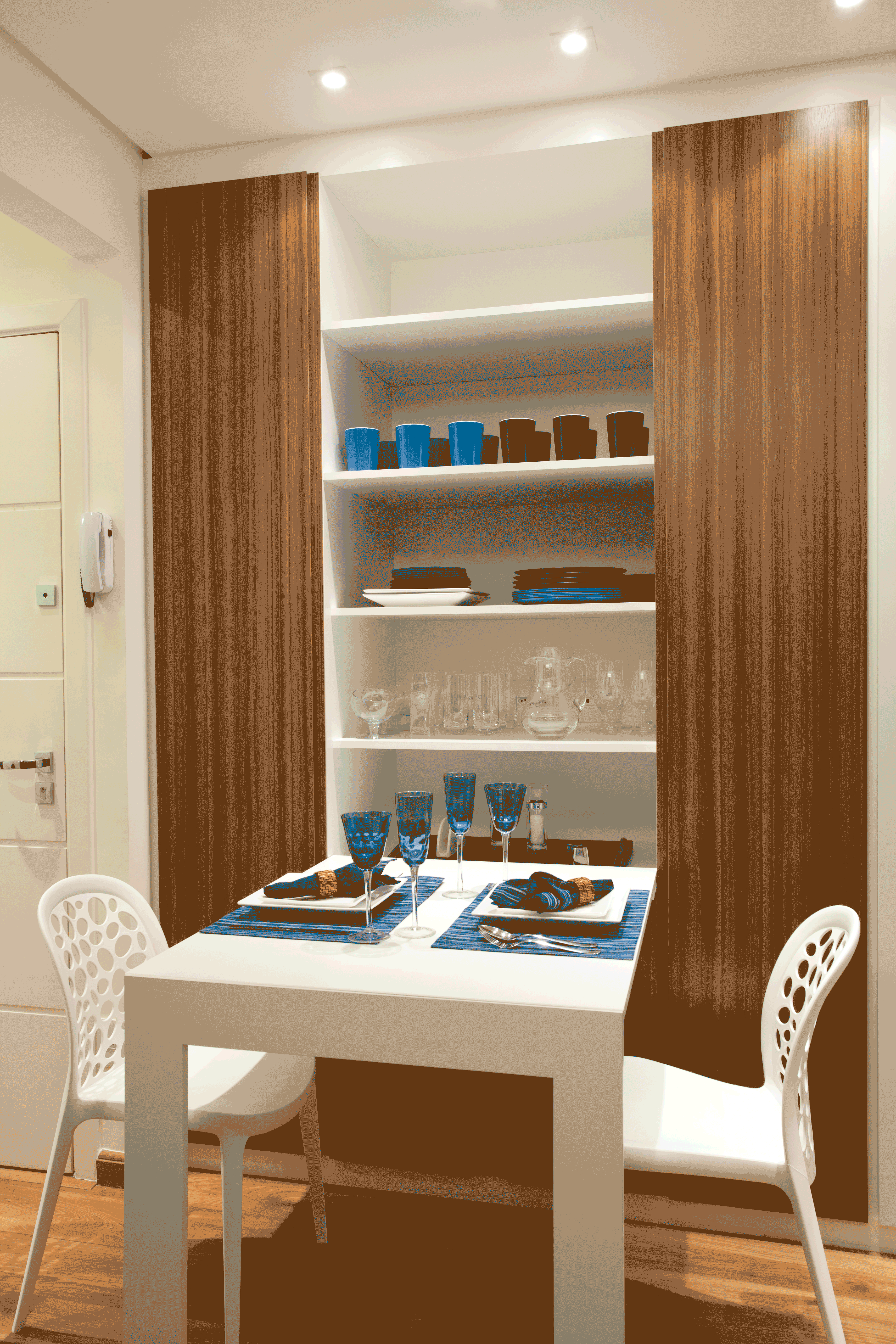 sala de apartamento pequeno com mesa de jantar