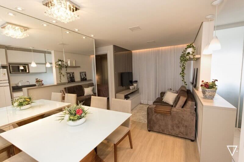 sala de apartamento pequeno com mesa de jantar