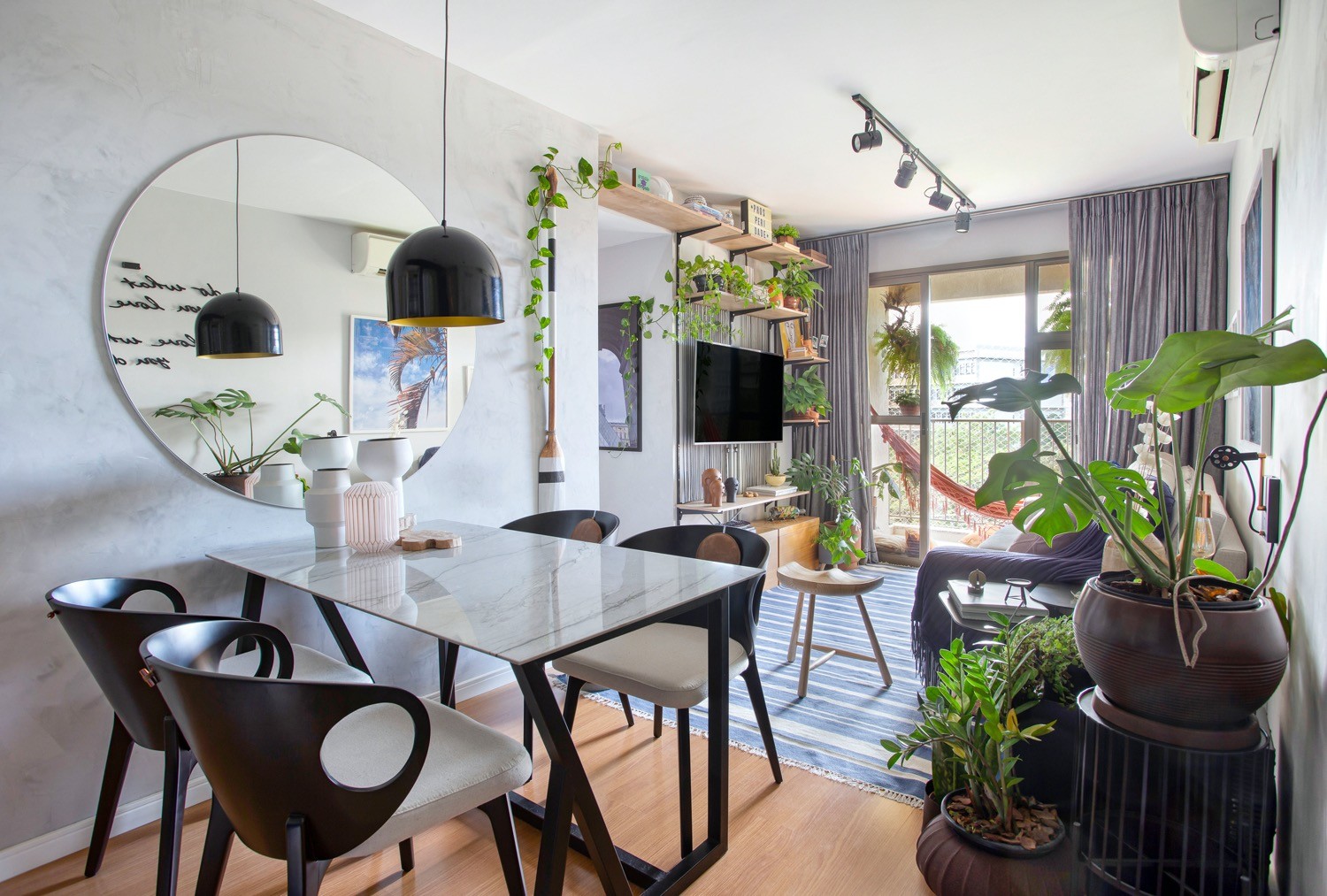 sala de apartamento pequeno com mesa de jantar