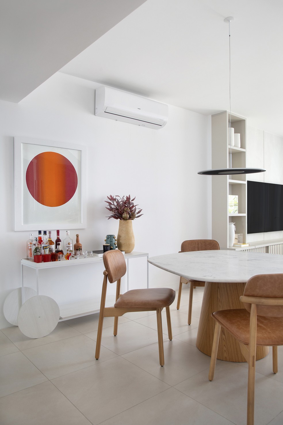 sala de apartamento pequeno com mesa de jantar