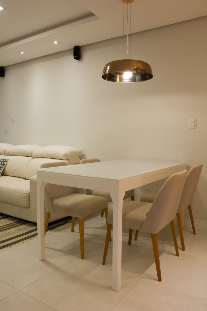 sala de apartamento pequeno com mesa de jantar