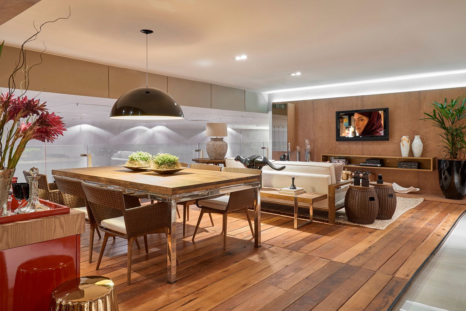 sala de estar pequena com mesa de jantar