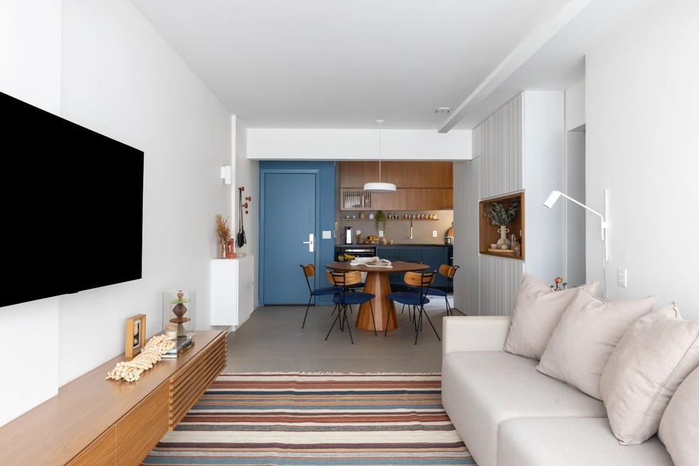 sala de jantar pequena integrada com sala de estar