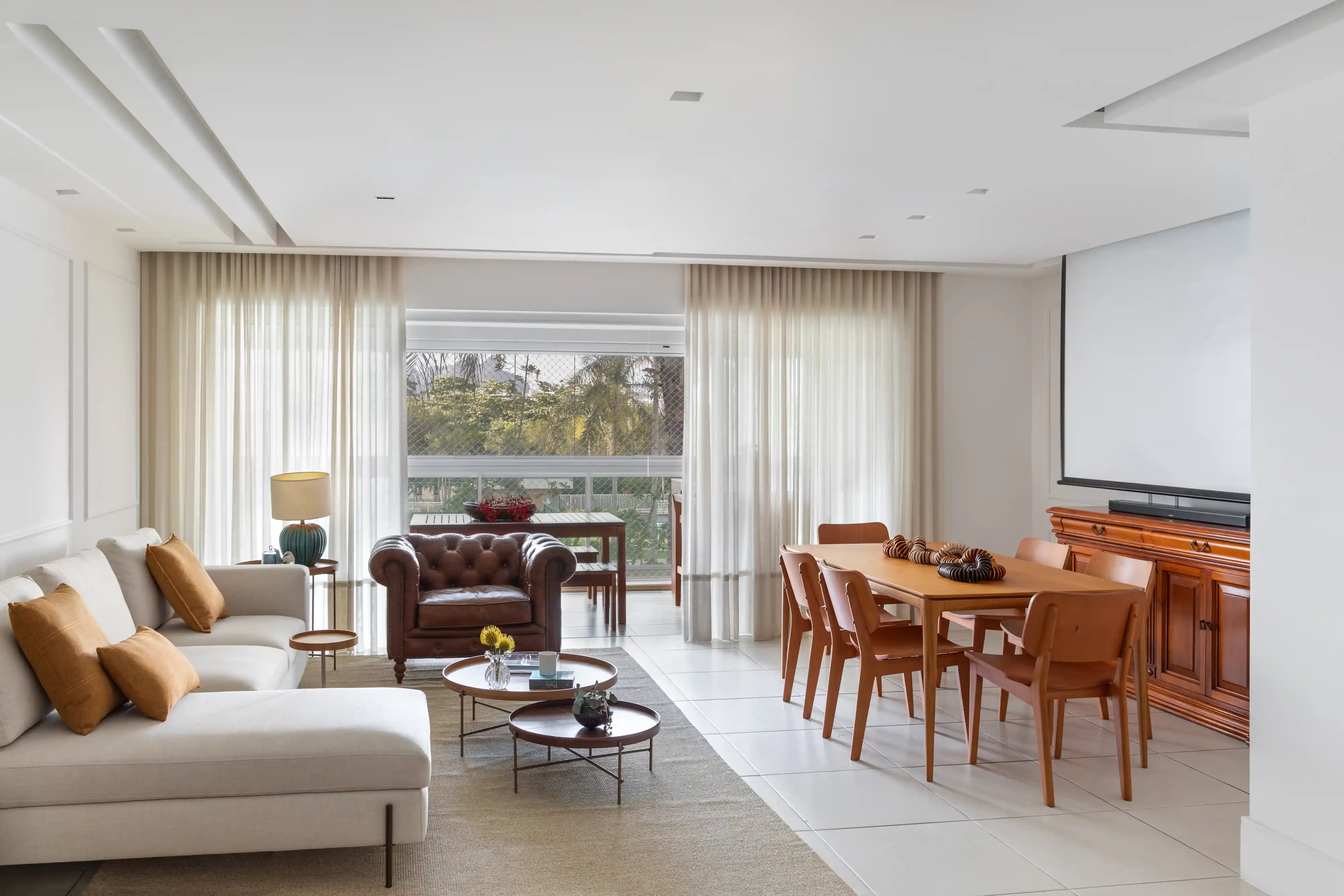 Tendências de Decoração 2026: Sofás Grandes e Formas Arredondadas para Ambientes Integrados