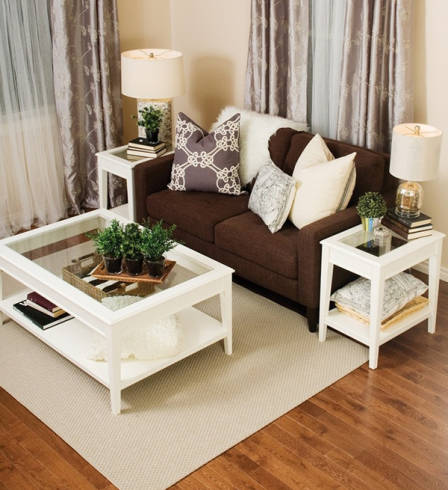 como usar puffs no chão para decorar sala pequena