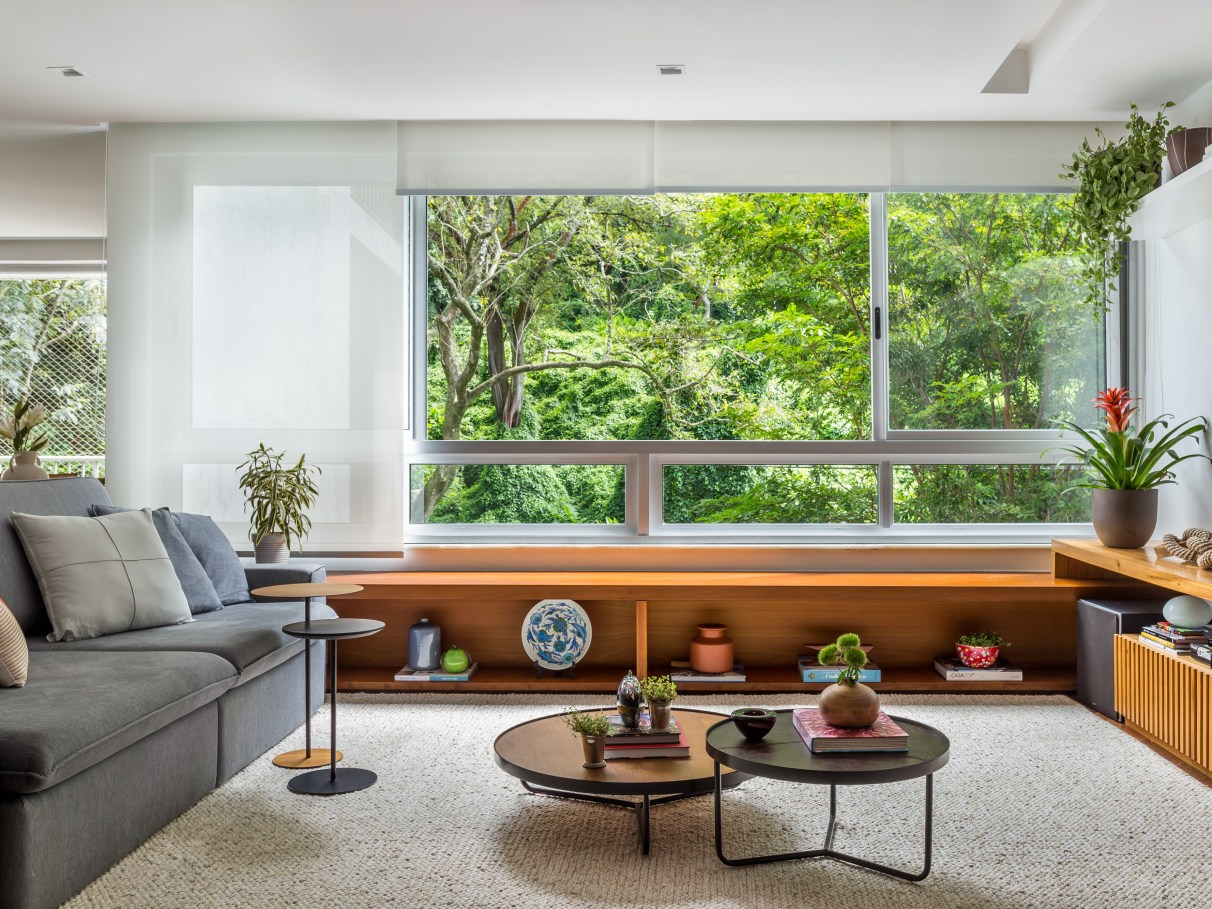 sala de visita com espelhos