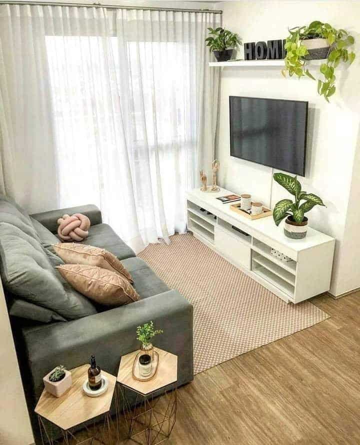 sala pequena com cores neutras e elegantes