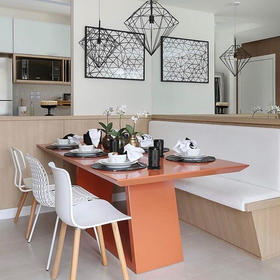 sala pequena com mesa de jantar