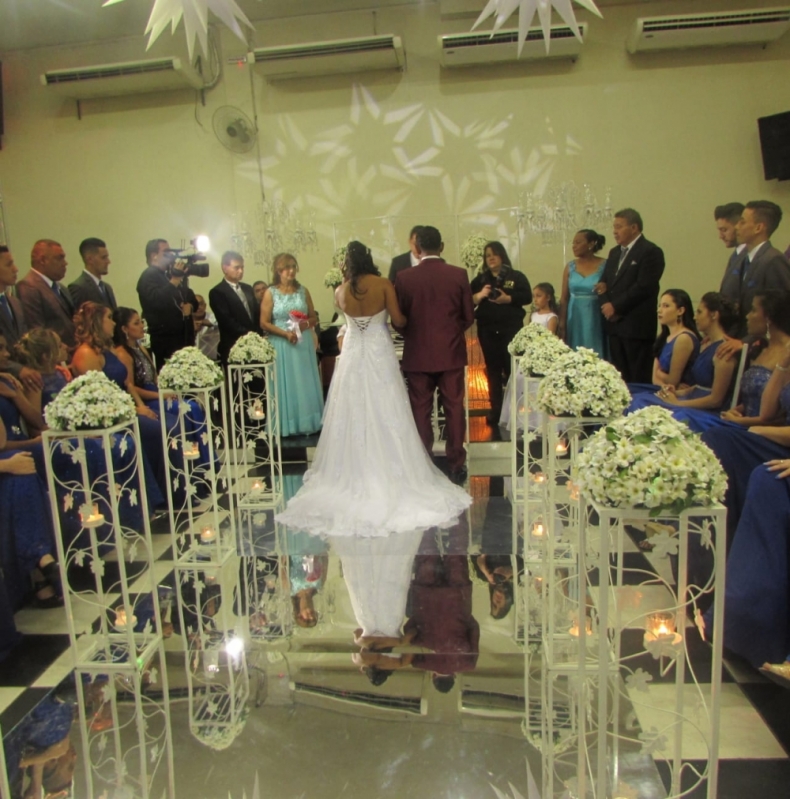 Iluminação Cenográfica: O Segredo para um Casamento Inesquecível no Salão