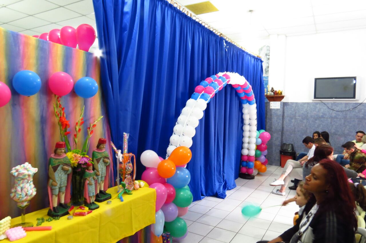 decoração festa cosme damião vs festa infantil comum