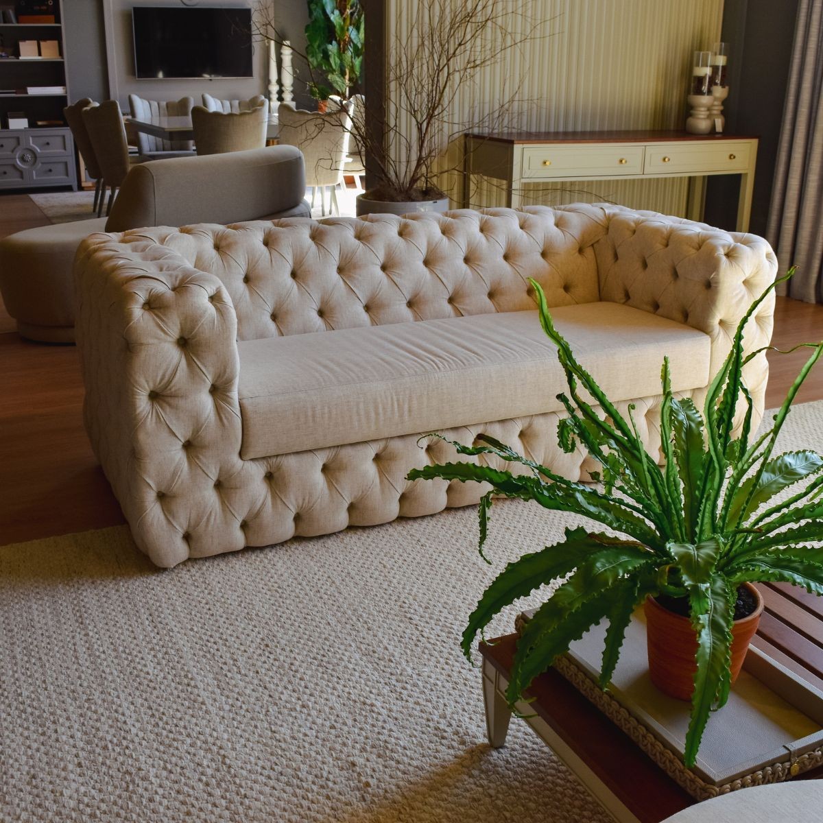 A História e o Legado do Sofá Chesterfield na Decoração