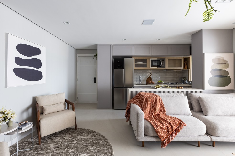 Sofá cinza: A peça chave para uma sala de estar multifuncional