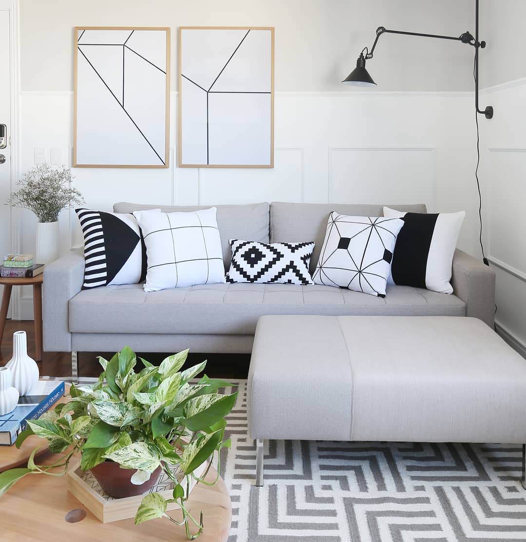 5 combinações de cores ousadas para seu sofá cinza