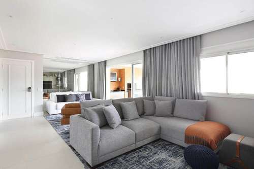 Sofá cinza: A peça chave para uma sala de estar multifuncional