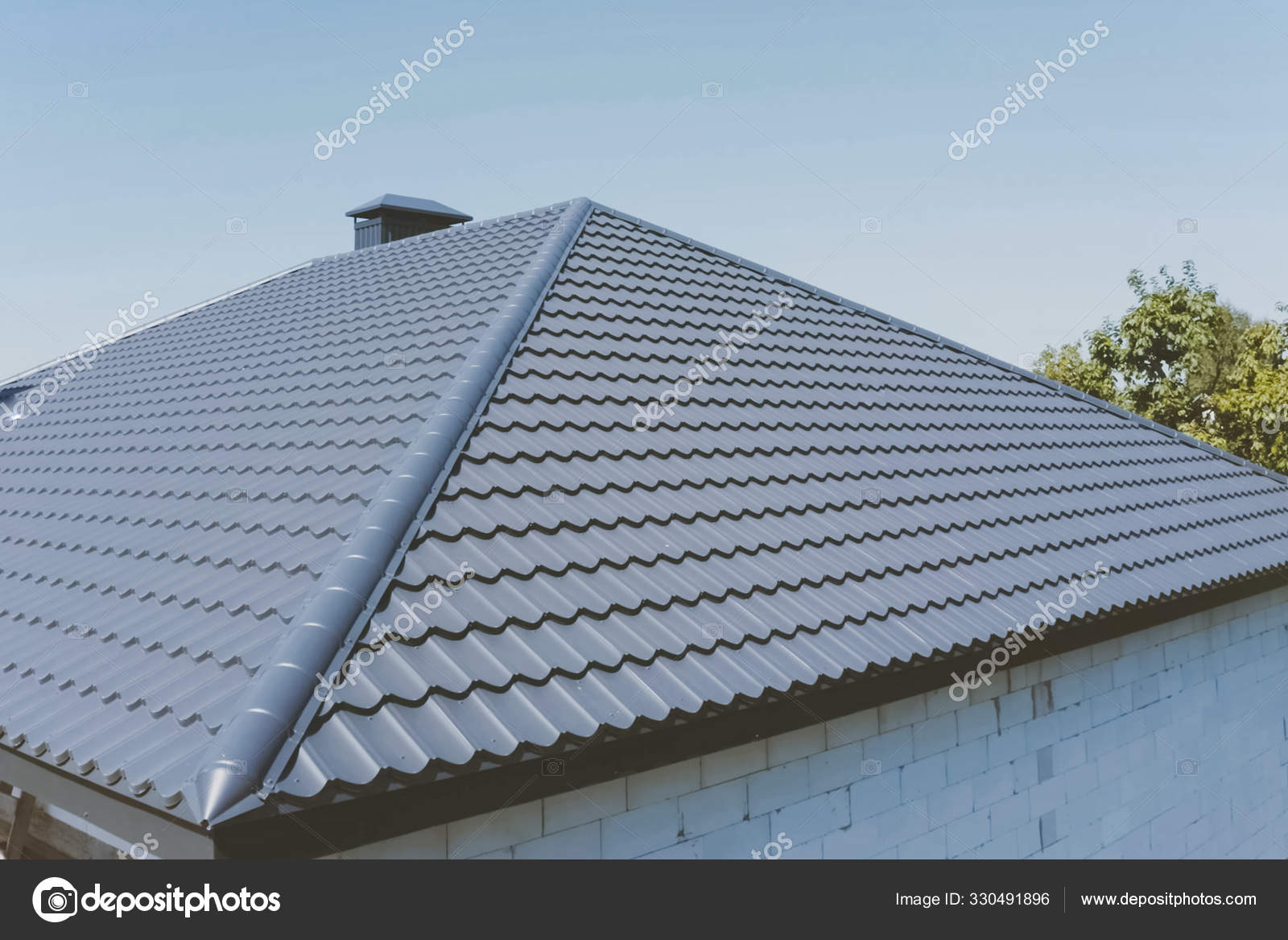 Telhado cinza com fachada branca