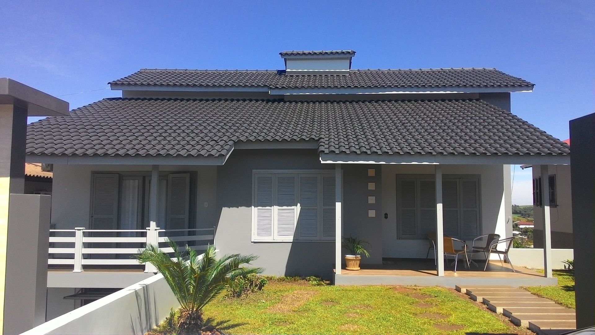 Telhado cinza com fachada cinza claro